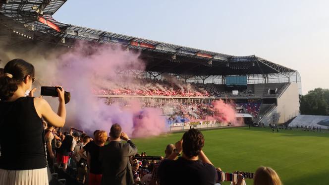 Tak kibice przywitali Łukasza Podolskiego w Górniku Zabrze. Szaleństwo na stadionie [ZDJĘCIA]