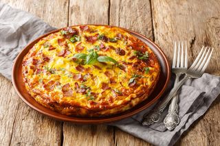 Prosty sposób na wykwintne śniadanie.  Ten quiche bez spodu zachwyci smakiem