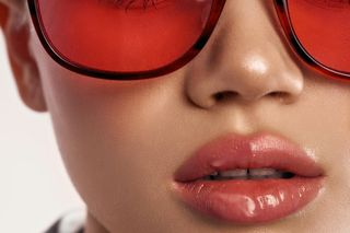 Te kolory nosimy na ustach latem 2025. Obok bezpiecznej klasyki także ekstrawaganckie odcienie dla odważnych