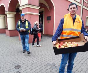 Rolnicy z traktorami na rynku w Lesznie. Tłumaczą mieszkańcom powody swoich protestów