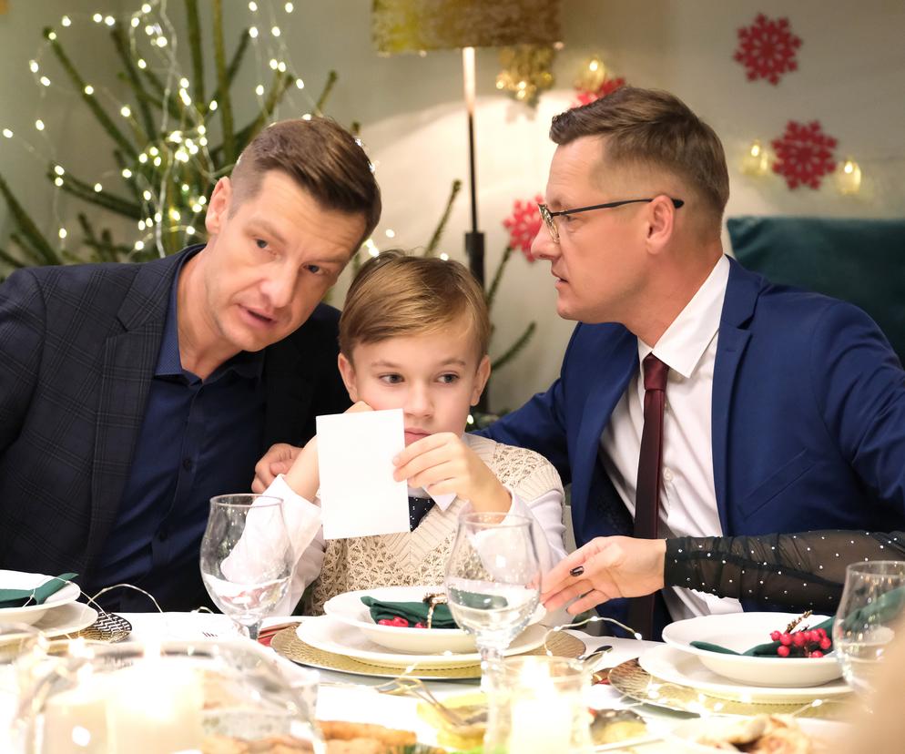 M jak miłość świąteczny odcinek specjalny. Wigilia Mostowiaków. Paweł (Rafał Mroczek), Misiek (Aleksander Bożyk), Piotrek (Marcin Mroczek)