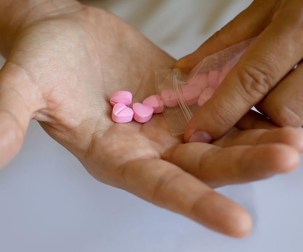 Tabletka ecstasy na dłoni