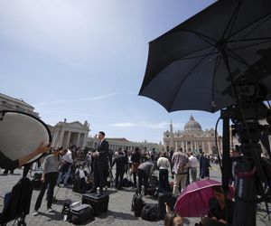 Tłumy na placu św. Piotra. Tak żegnają zmarłego papieża Franciszka 