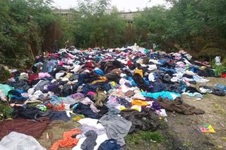 Sterta ubrań wyrzucona w zaroślach w Lublinie