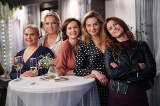 	Przyjaciółki 21 sezon odc. 243. Inga (Małgorzata Socha), Anka (Magdalena Stużyńska), Zuza (Anita Sokołowska), Parycja (Joanna Liszowska), Marta (Laura Breszka)