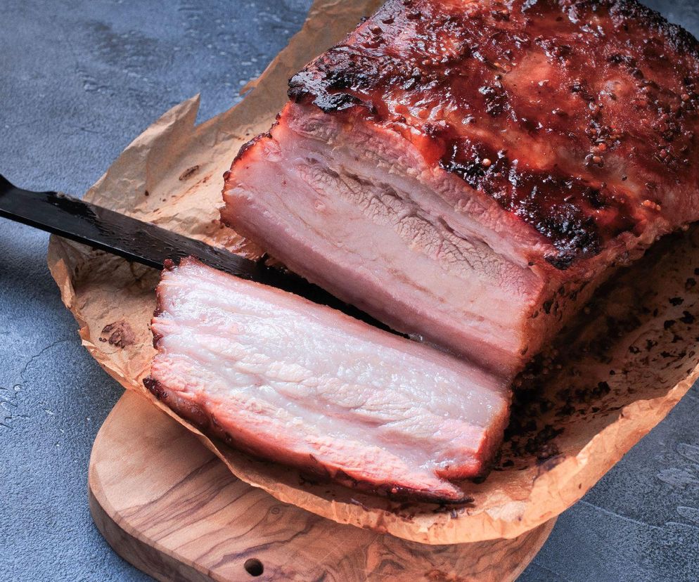 Pieczony czosnkowy boczek. Przepis na soczystą wędlinę na Wielkanoc 