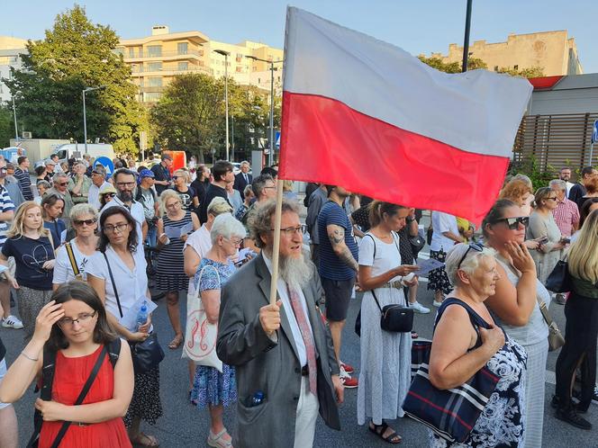 80. rocznica Powstania Warszawskiego. Wanda Traczyk-Stawska namawia do wybaczenia, a tłum skanduje: „Niemcy to mordercy”