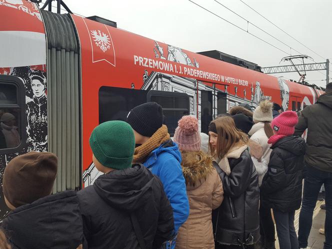 Do Leszna przyjechał „Pociąg Zwycięstwa”. Zorganizowano w nim lekcję historii o Powstaniu Wielkopolskim