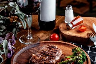 Czerwone mięso i czerwone wino 