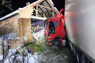 Ciężarówka rozwaliła dom przy drodze. Papież czuwał nad życiem mieszkańca