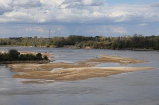 Rekordowo niski stan wody w Wiśle w Warszawie (23.08.2025)