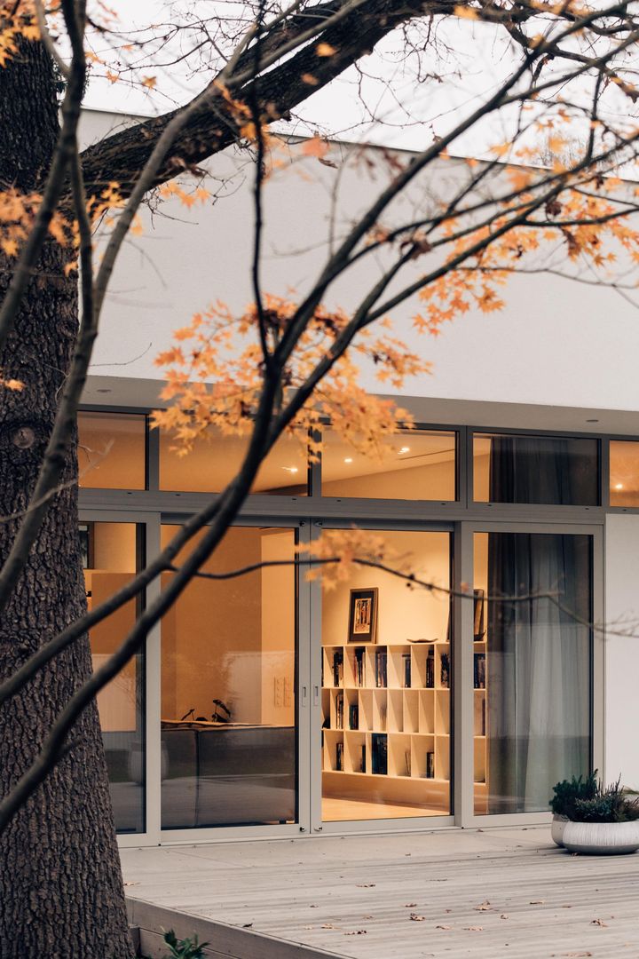 Dom z lewitującym dachem pod Warszawą. Fot. ONI Studio