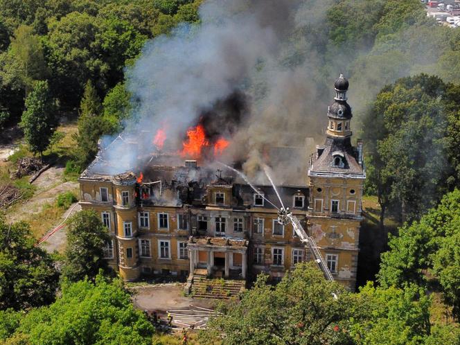 Dach pałacu cały w płomieniach 