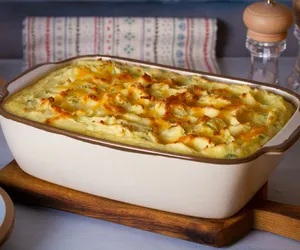 Zapiekanka z pstrągiem łososiowym. Ryba pod ziemniaczaną chmurką w efektownym wydaniu