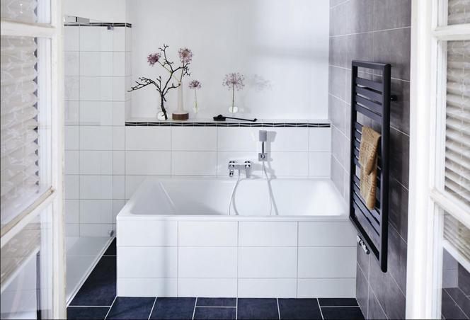 Szara łazienka z gresem: nowoczesna aranżacja łazienki w szarościach i bieli