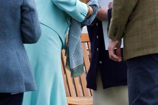 Księżna Camilla całuje królową Elżbietę II