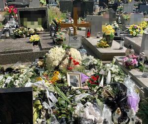 Białą urnę przykryły kwiaty. Przyjaciele zamordowanej Wiktorii cały czas czuwają przy grobie