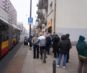 Tłusty Czwartek 2025 w Warszawie. Kolejka pod cukiernią Pawłowicz na Żelaznej