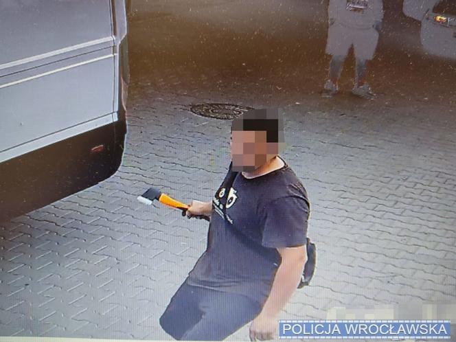 Sceny grozy na stacji benzynowej we Wrocławiu. Pojawił się pistolet, a potem siekiera! 