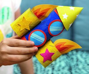 Projekty DIY – pomysły na zabawki z tekturowych rolek: statek kosmiczna