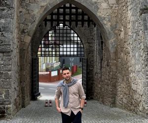 Patryk Jaki na zamku z rodziną