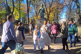 Tłumy na cmentarzu Rakowickim na Wszystkich Świętych 2024