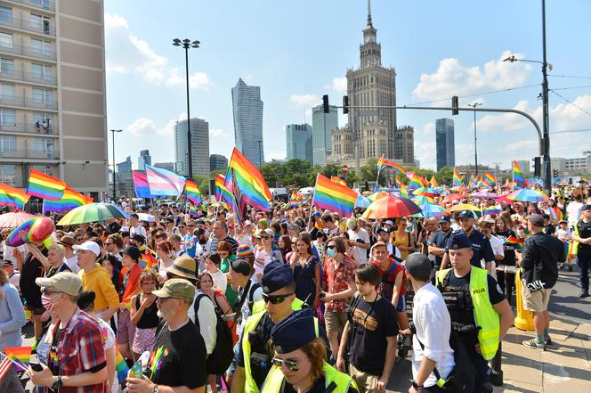 Parada Równości 2021 w Warszawie: ogromne siły policji w centrum miasta	