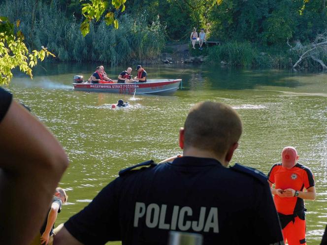 Utonął podczas próby przepłynięcia Jeziorka Czerniakowskiego. Po tragicznej śmierci służby szukają kolejnej osoby