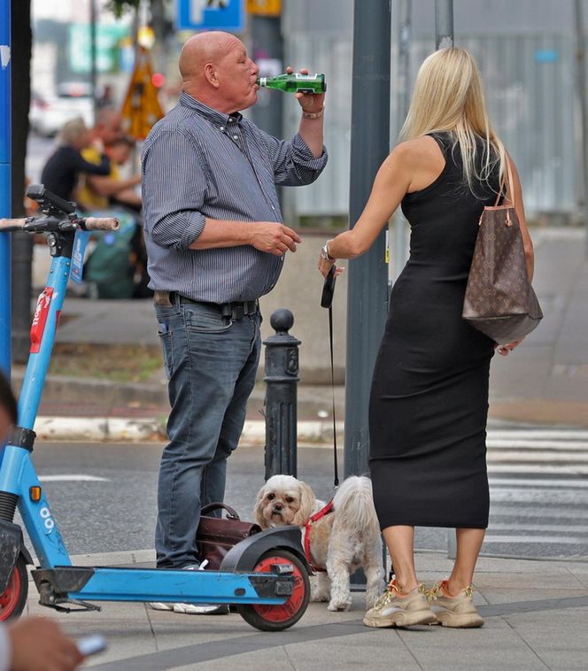 Jasnowidz Jackowski przyłapany w Warszawie. Młodsza, atrakcyjna kobieta i luksusowe zakupy