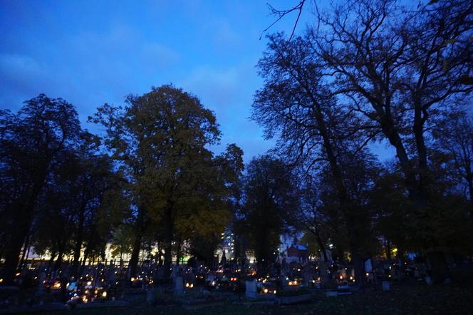 Tak wygląda Cmentarz Starofarny w Bydgoszczy po zmroku w przeddzień Święta Zmarłych. Zobacz zdjęcia