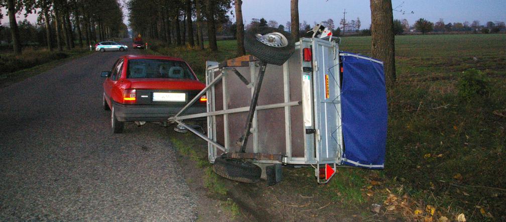 Jeżewo: Wypadek, bmw rozstrzaskało się na drzewie. Kierowca nie żyje