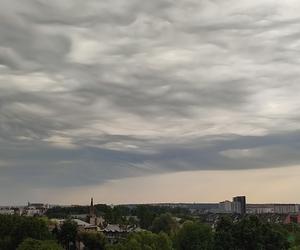 Nawałnice przechodzą przez Polskę. Ciemne chmury nad Białymstokiem