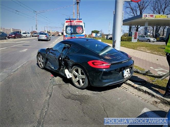 Porsche rozbiło się na latarni na ul. Trzebnickiej. Groźny wypadek we Wrocławiu 