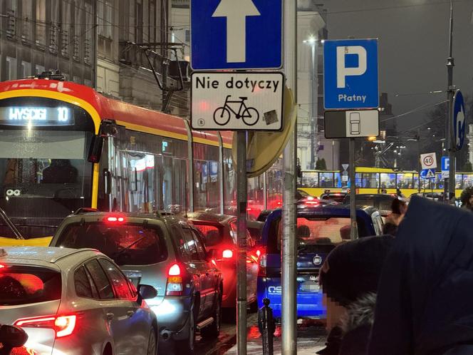 Totalny paraliż Warszawy. Gigantyczne opóźnienia autobusów i tramwajów, kierowcy w korkach