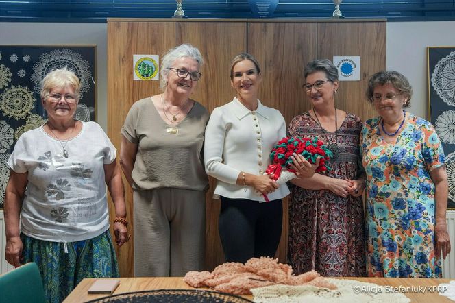 Marta Nawrocka śpiewała i gotowała z seniorami w Stalowej Woli