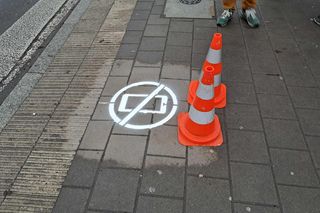 ​Odłóż telefon i żyj. W Łodzi przy przejściach dla pieszych pojawiły się piktogramy 