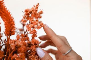 Manicure na wiosnę zachwyca prostotą. Zapomnij o mocnych kolorach i bogatych zdobieniach