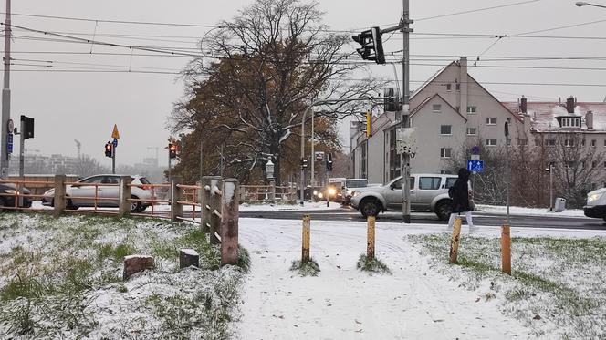 Wrocław pod śniegiem. Trudne warunki na drogach, korki, opóźnienia i awarie