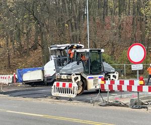 Ukłdanie asfaltu na nowo powstającym rondzie na ul. Słowiańskiej w Gorzowie