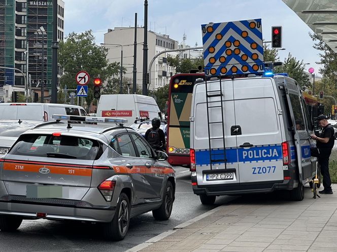  4-latka ciągnięta przez autobus miejski. 
