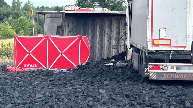 Cysterny roztrzaskały się na drodze. Jedna z ciężarówek runęła na bok!