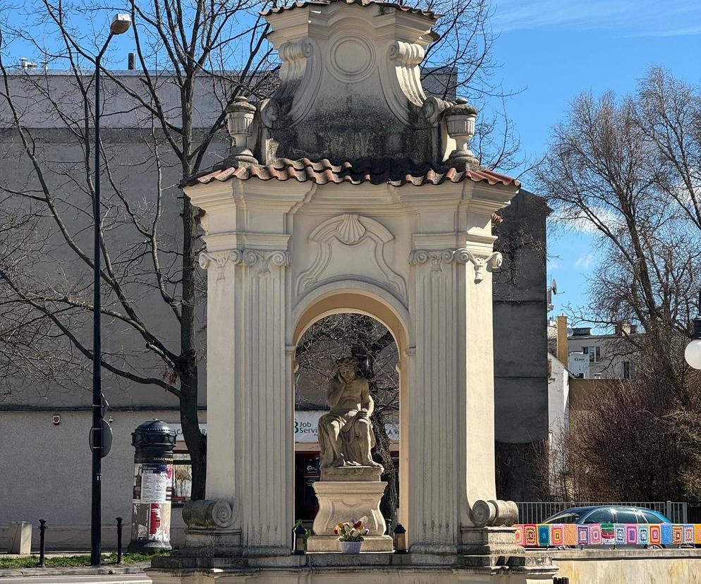 Kapliczka z rzeźbą Chrystusa Frasobliwego