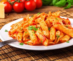 Piekę paprykę i miksuję z kilkoma składnikami. Z tym sosem penne smakuje wyśmienicie 