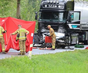 Samochód ciężarowy zderzył się z osobowym autem. Cztery osoby zginęły. Droga zablokowana