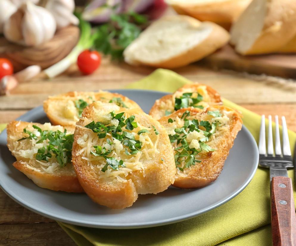 Przepis na chlebek serowy. Dodaj te 2 sery, a zachwyci smakiem 