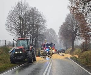 Ciągnik zgubił transport kukurydzy. Droga krajowa zablokowana