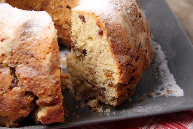 Pomarańczowa babka proszkowa na oleju z rodzynkami