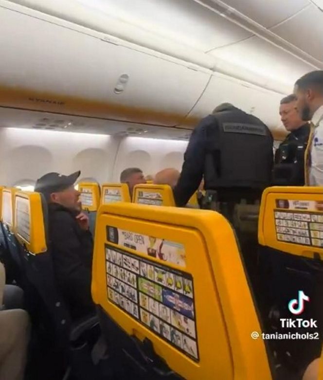 Bijatyka w samolocie! Wieczór kawalerski doprowadził do katastrofy. Zobacz wideo