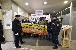 Mamy dość życia bez kaloryferów! Protest pod urzędem dzielnicy Praga-Południe