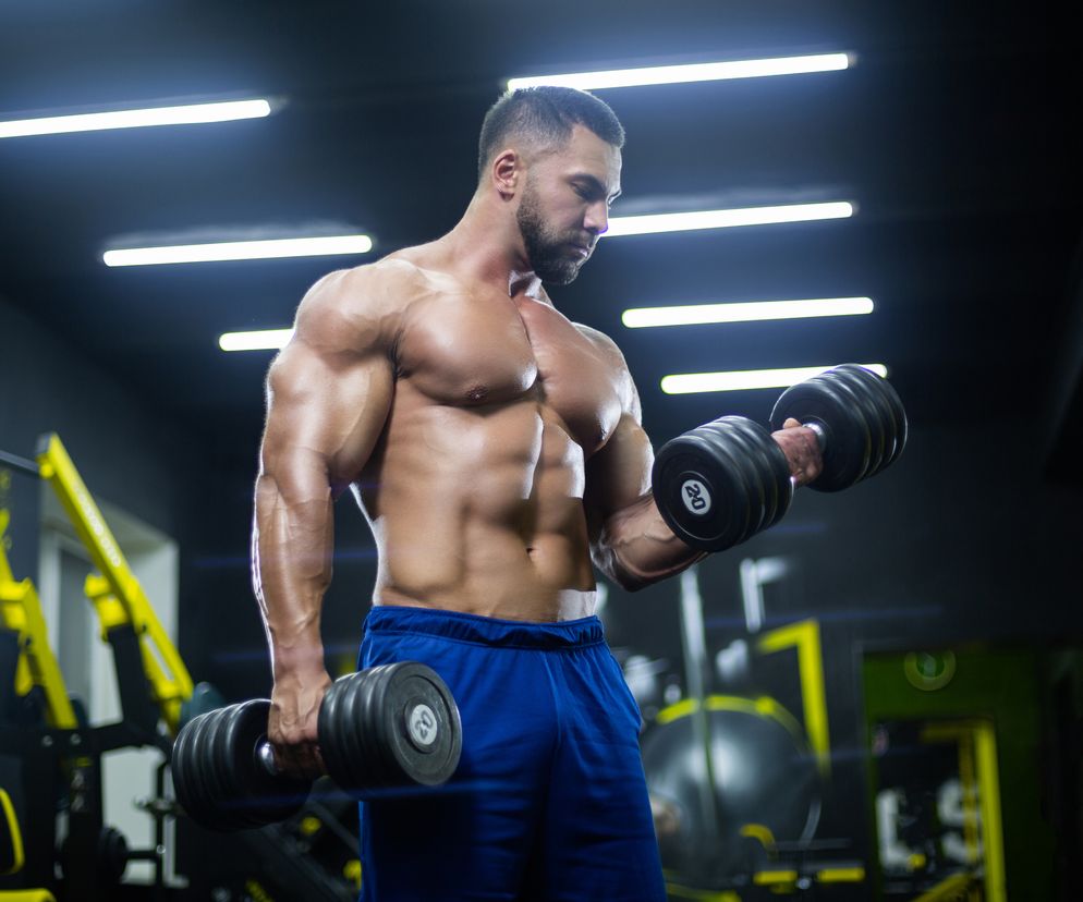 umięśniony mężczyzna podnoszący hantle